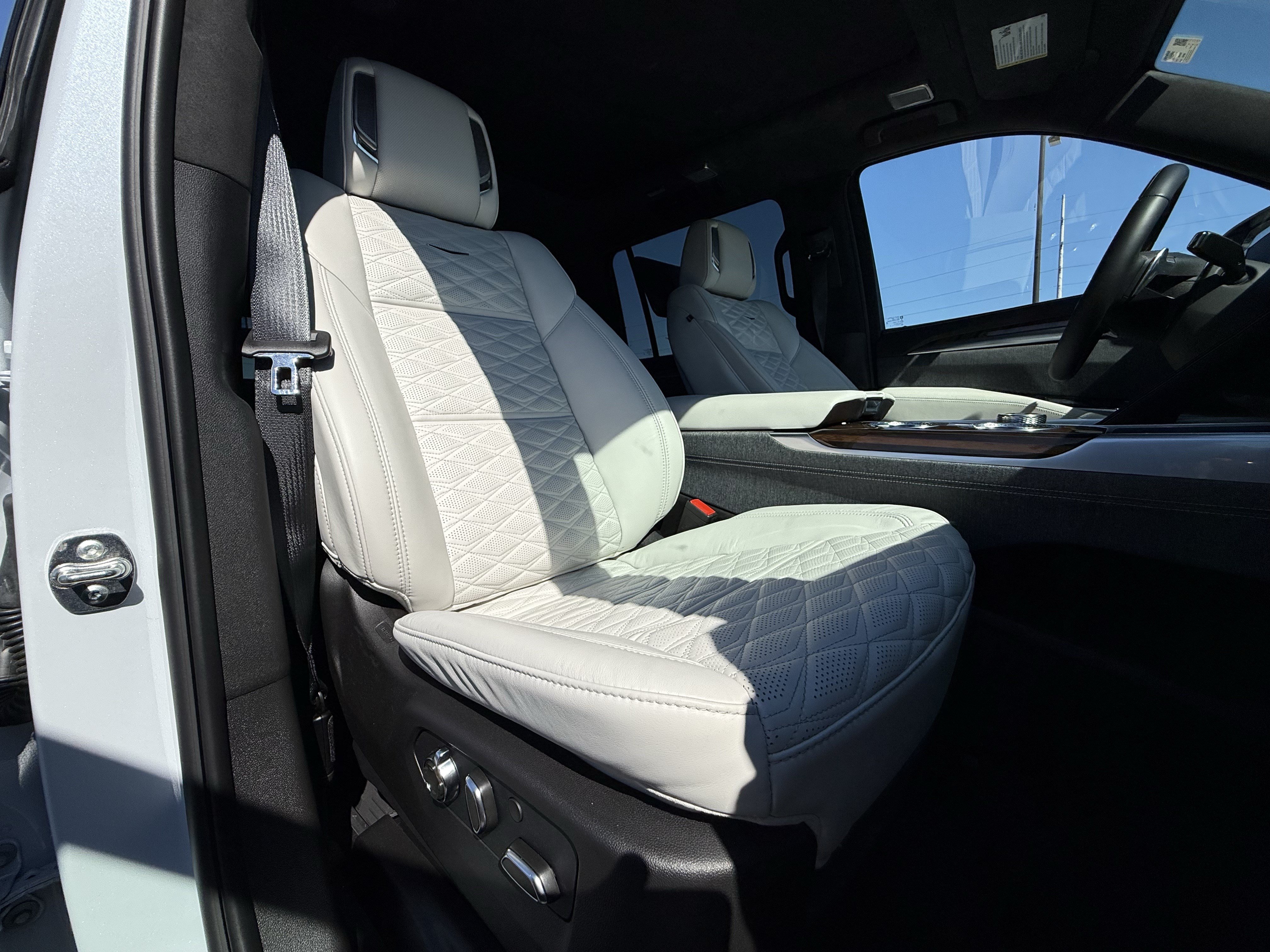 Used 2026 Cadillac Escalade ESV Platinum Sport w/ LPO, ONYX Package AWD/4WD image 38