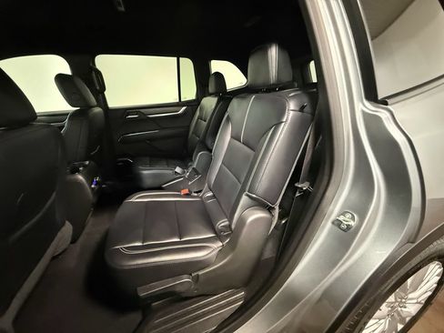 Used 2026 GMC Acadia Elevation w/ Elevation Premium Package AWD/4WD image 8