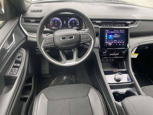 New 2025 Jeep Grand Cherokee Altitude image 11