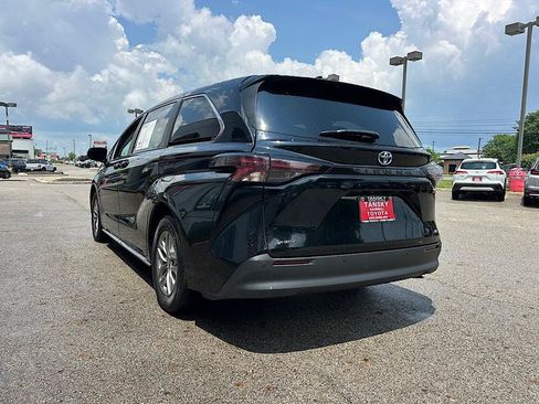 Certified 2025 Toyota Sienna XLE FWD image 3