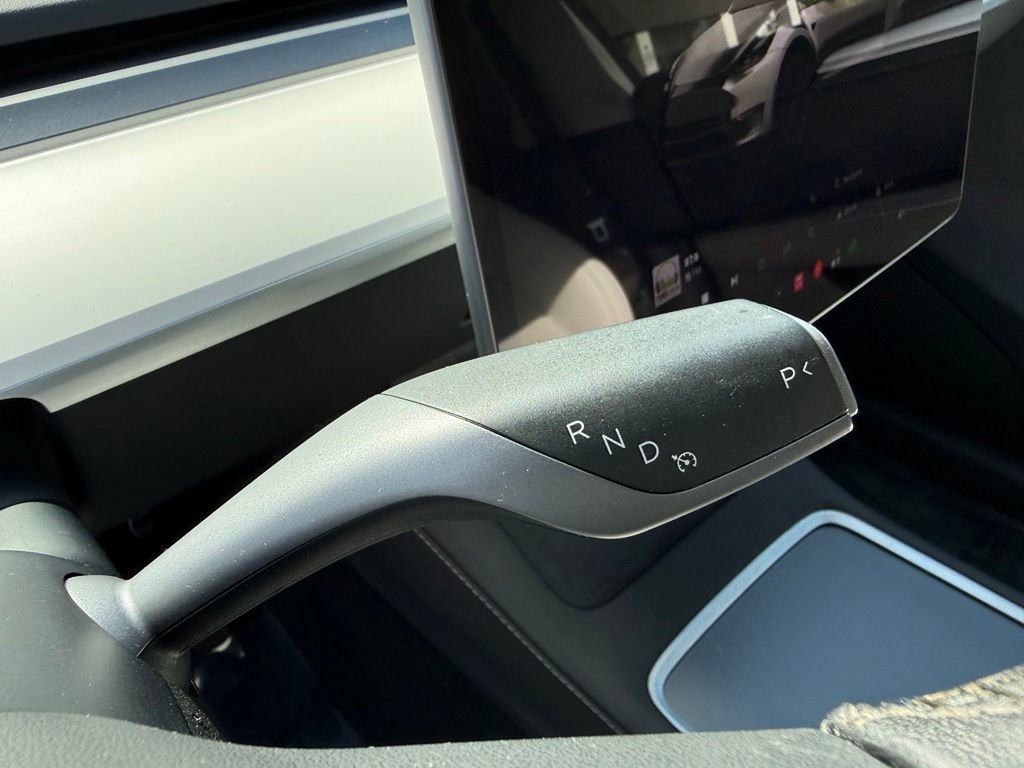 Used 2024 Tesla Model Y Long Range AWD/4WD image 23