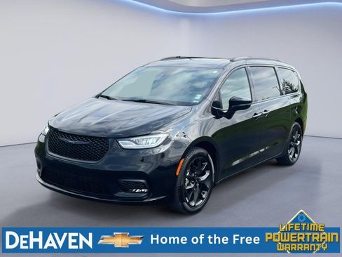 Used 2025 Chrysler Pacifica Limited FWD image 2