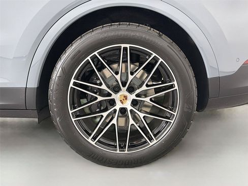 Certified 2026 Porsche Cayenne AWD/4WD image 12