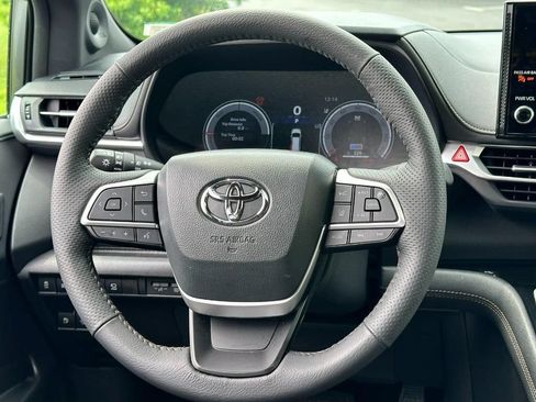 Used 2026 Toyota Sienna Platinum AWD/4WD image 18