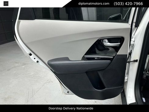 Used 2018 Kia Niro EX Premium image 24