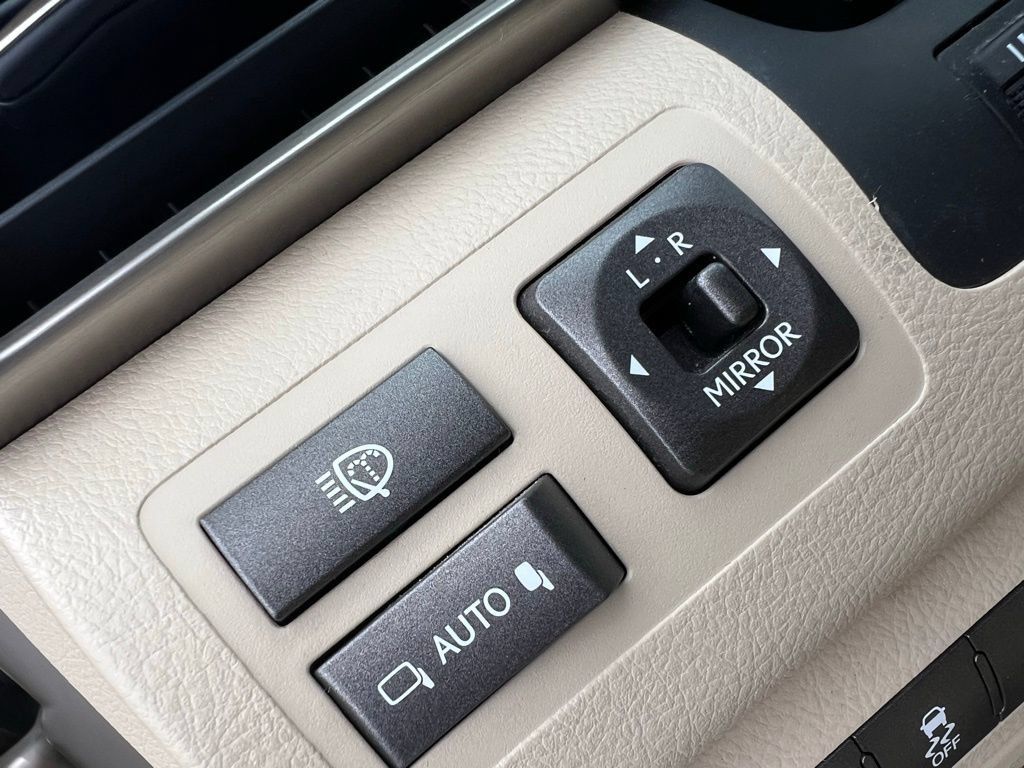 Used 2013 Lexus LX 570 4WD w/ Luxury Pkg image 37