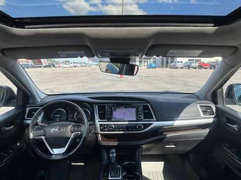 Used 2019 Toyota Highlander XLE FWD image 10