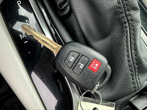 Used 2023 Toyota Corolla Cross L image 13