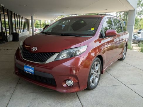 Used 2014 Toyota Sienna SE FWD image 3