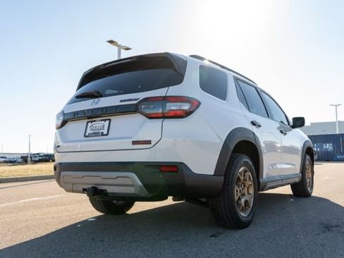 Used 2024 Honda Pilot TrailSport image 7