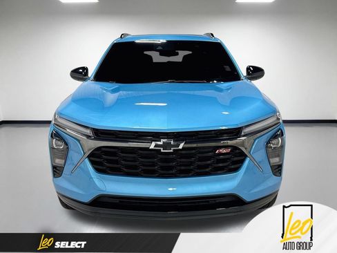 Used 2025 Chevrolet Trax RS w/ Sunroof Package FWD image 2