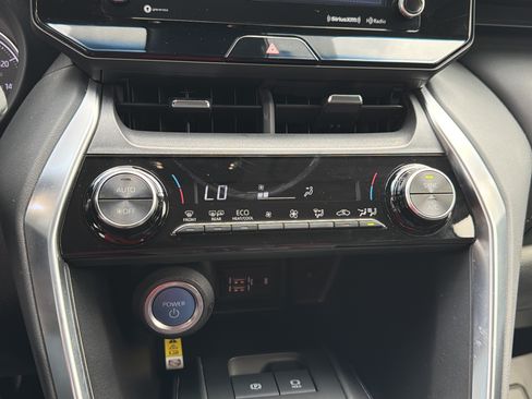 Used 2022 Toyota Venza LE AWD/4WD image 11