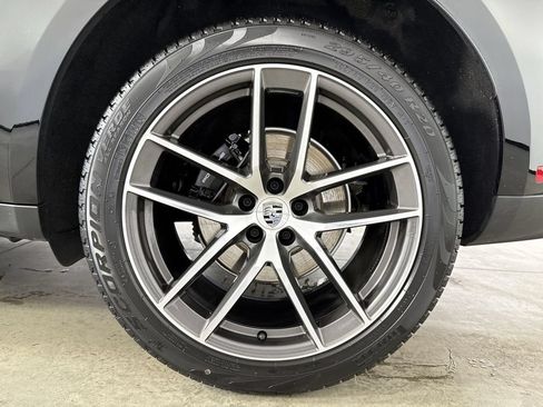 Certified 2025 Porsche Macan AWD/4WD image 14