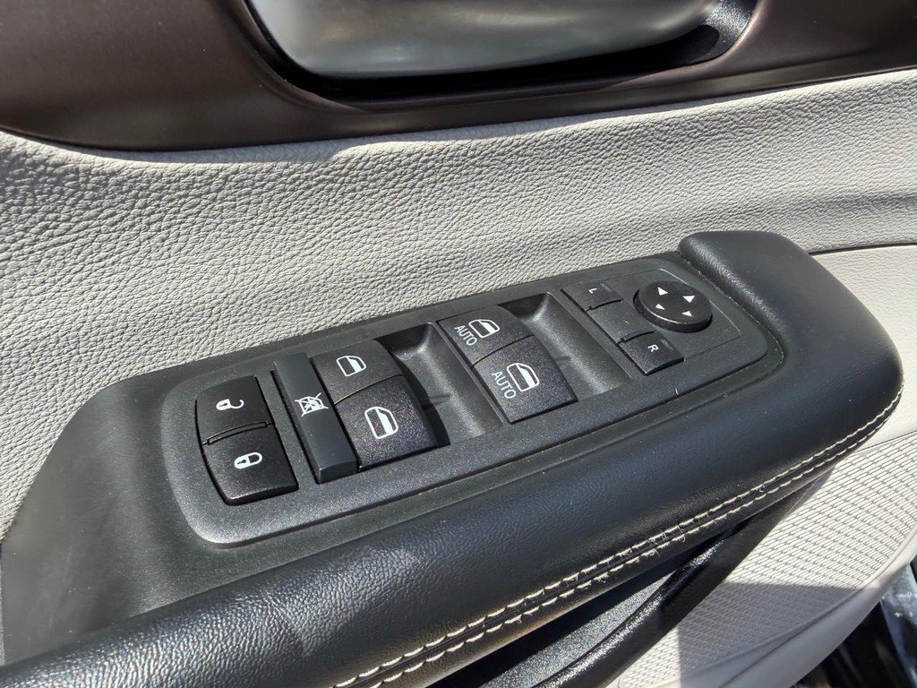 Used 2020 Chrysler Voyager LX FWD image 31