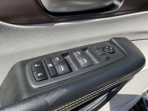 Used 2020 Chrysler Voyager LX FWD image 31