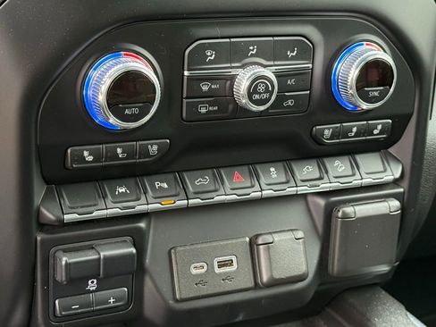 Used 2022 GMC Sierra 1500 AT4 w/ AT4 Premium Package image 11