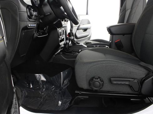 Used 2025 Jeep Wrangler Unlimited Sahara AWD/4WD image 15