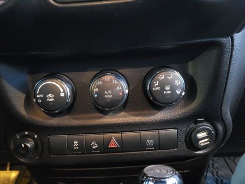 Used 2018 Jeep Wrangler Sahara w/ Connectivity Group image 33