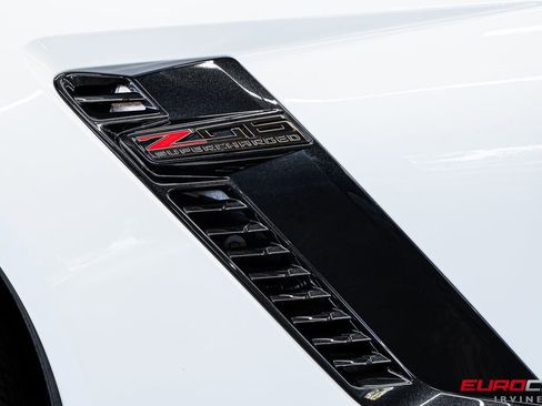 Used 2015 Chevrolet Corvette Z06 w/ 3LZ Preferred Equipment Group RWD image 16