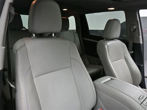 Used 2018 Toyota Highlander XLE image 27