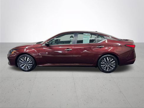 Used 2024 Nissan Altima 2.5 SV FWD image 3