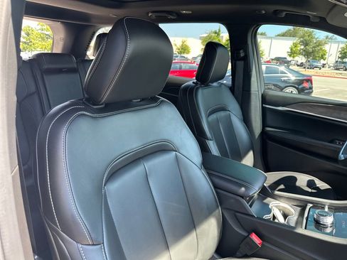 Used 2025 Jeep Grand Cherokee Limited AWD/4WD image 36
