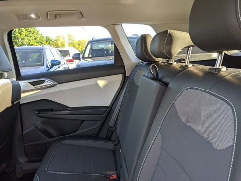 Used 2025 Volkswagen Taos SE w/ Panoramic Sunroof Package image 6