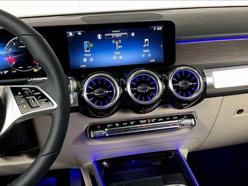 New 2025 Mercedes-Benz GLB 250 4MATIC image 9
