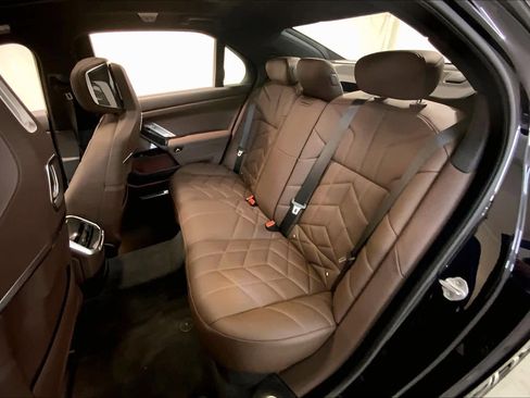 Used 2025 BMW 760i xDrive image 21