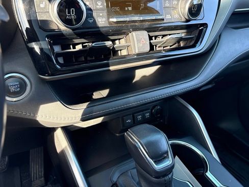 Used 2021 Toyota Highlander XLE AWD/4WD image 23