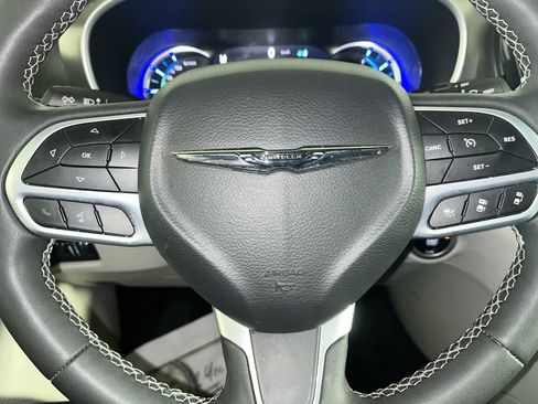 Used 2023 Chrysler Pacifica Touring-L image 16