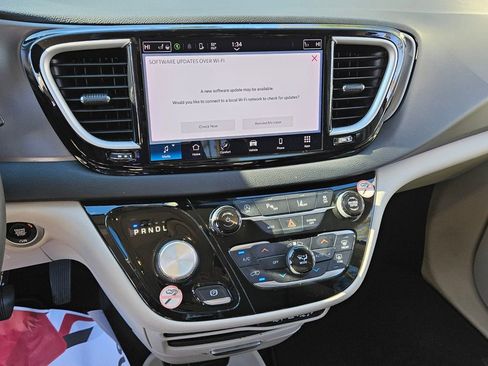 Used 2023 Chrysler Pacifica Touring-L image 18