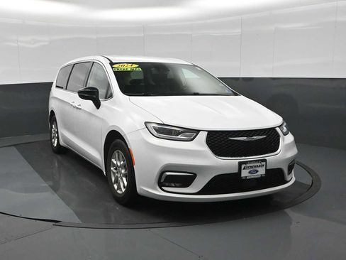 Used 2024 Chrysler Pacifica Touring-L FWD image 3