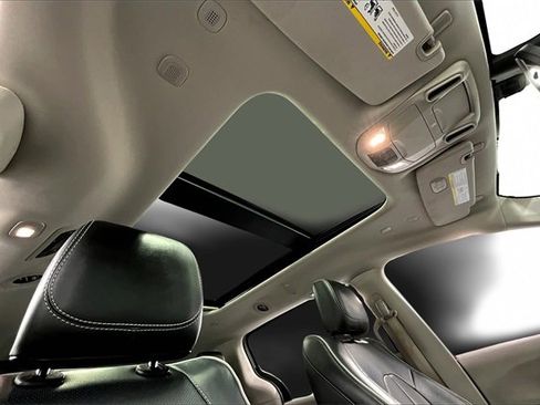 Used 2023 Chrysler Pacifica Limited image 4