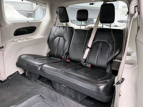 Used 2022 Chrysler Pacifica Touring-L image 11