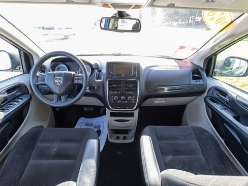 Used 2018 Dodge Grand Caravan SE w/ UConnect Hands-Free Group FWD image 17