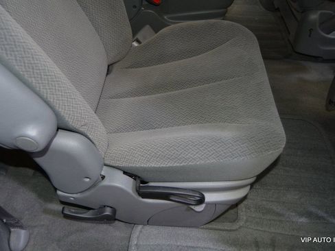 Used 2006 Chrysler Town & Country FWD image 24