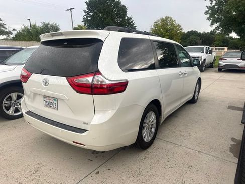 Used 2016 Toyota Sienna XLE Premium w/ Cargo Management Package FWD image 3