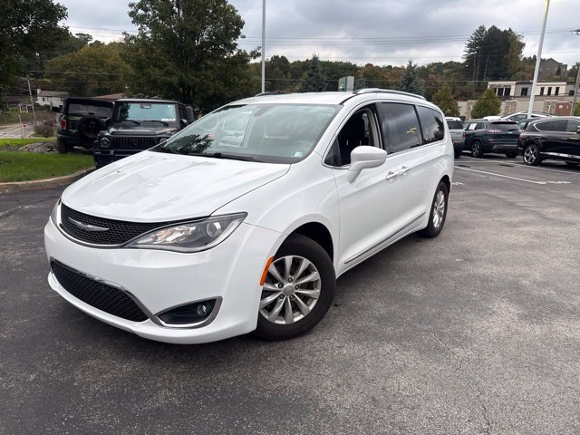 Used 2018 Chrysler Pacifica Touring-L FWD image 1