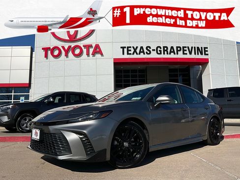 Used 2025 Toyota Camry SE image 1