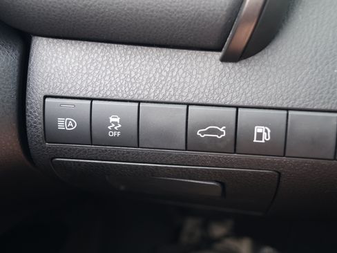 Used 2018 Toyota Camry LE w/ Convenience Package FWD image 14