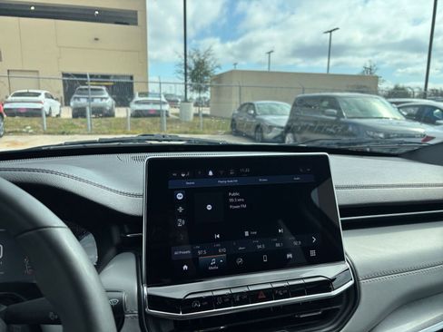 Used 2025 Jeep Compass Limited image 17