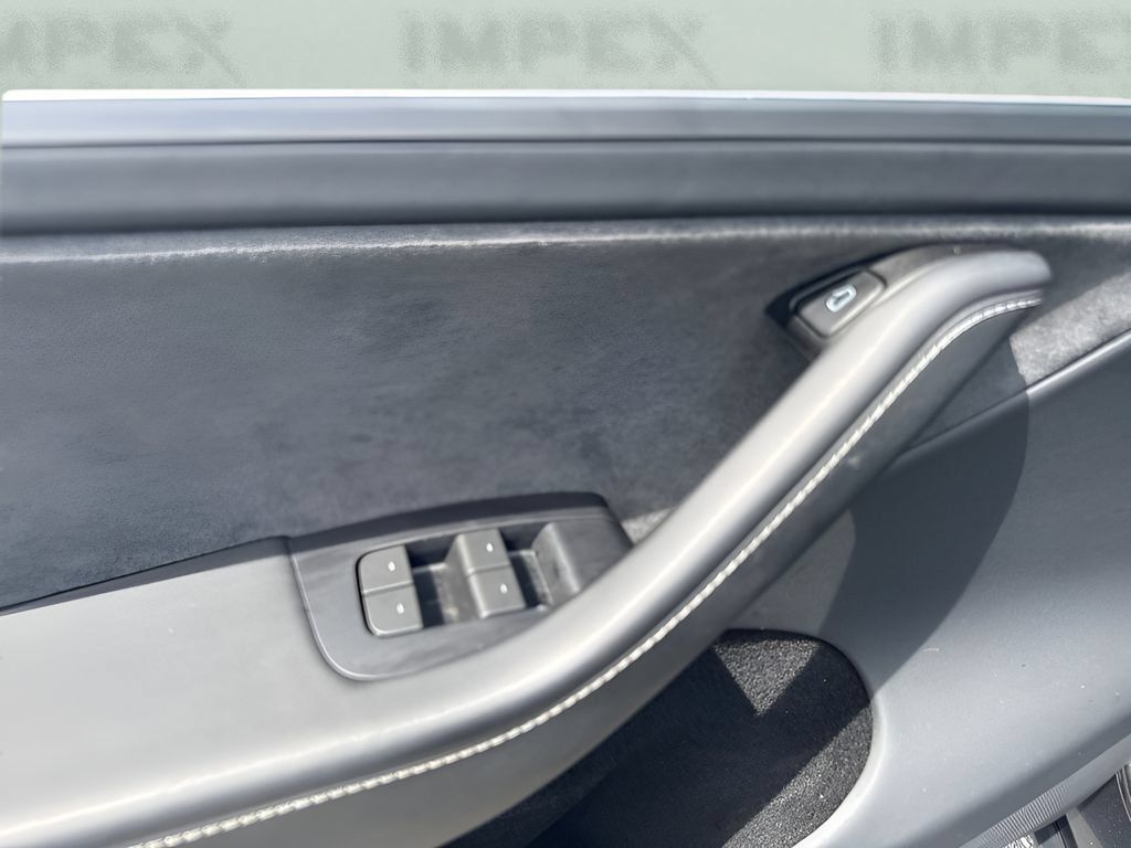 Used 2024 Tesla Model Y Long Range AWD/4WD image 29