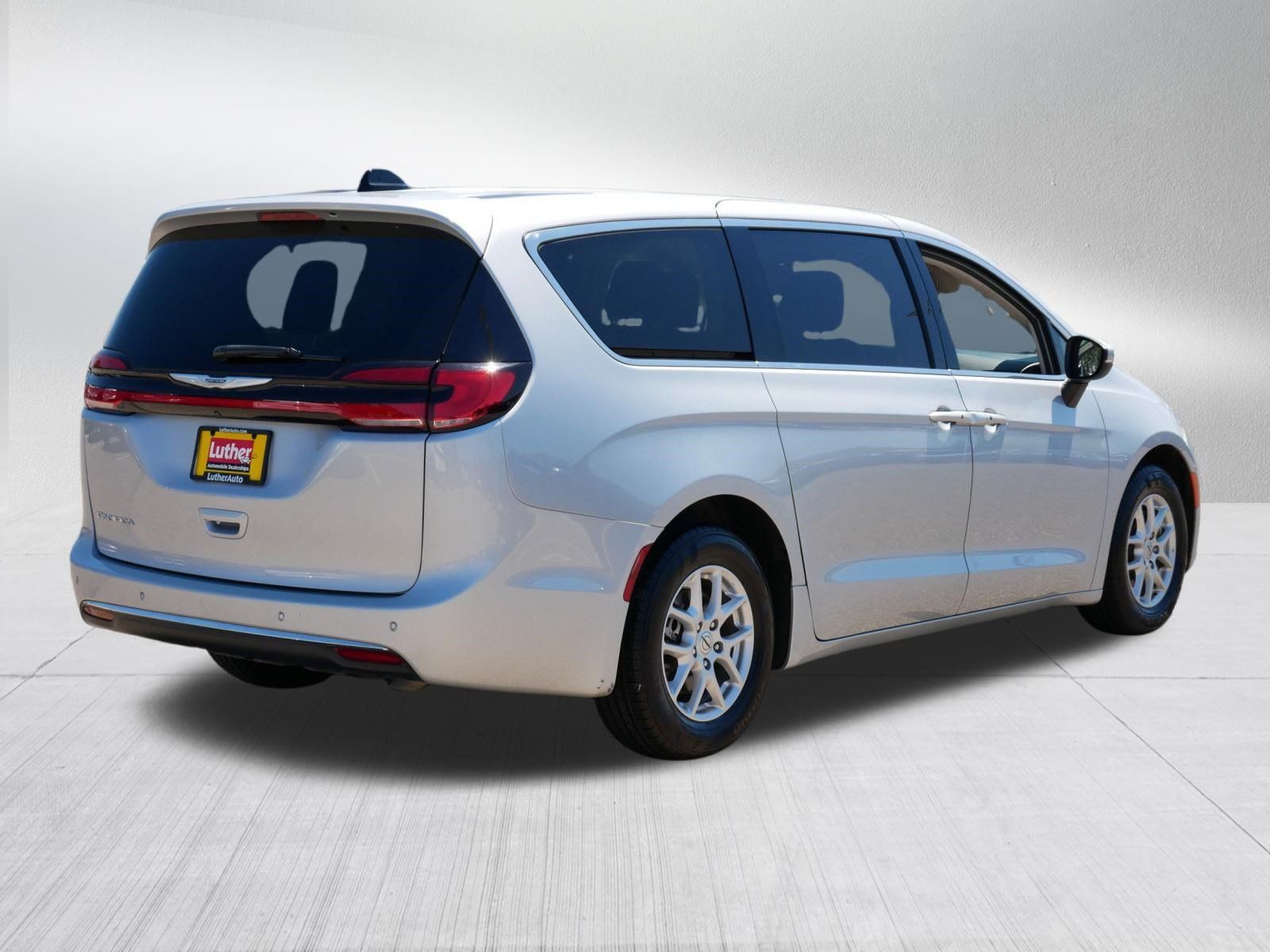 Used 2023 Chrysler Pacifica Touring-L FWD image 7