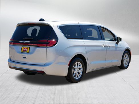 Used 2023 Chrysler Pacifica Touring-L FWD image 7