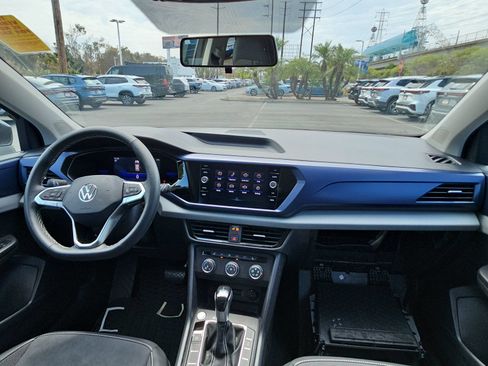Certified 2022 Volkswagen Taos SE FWD image 12