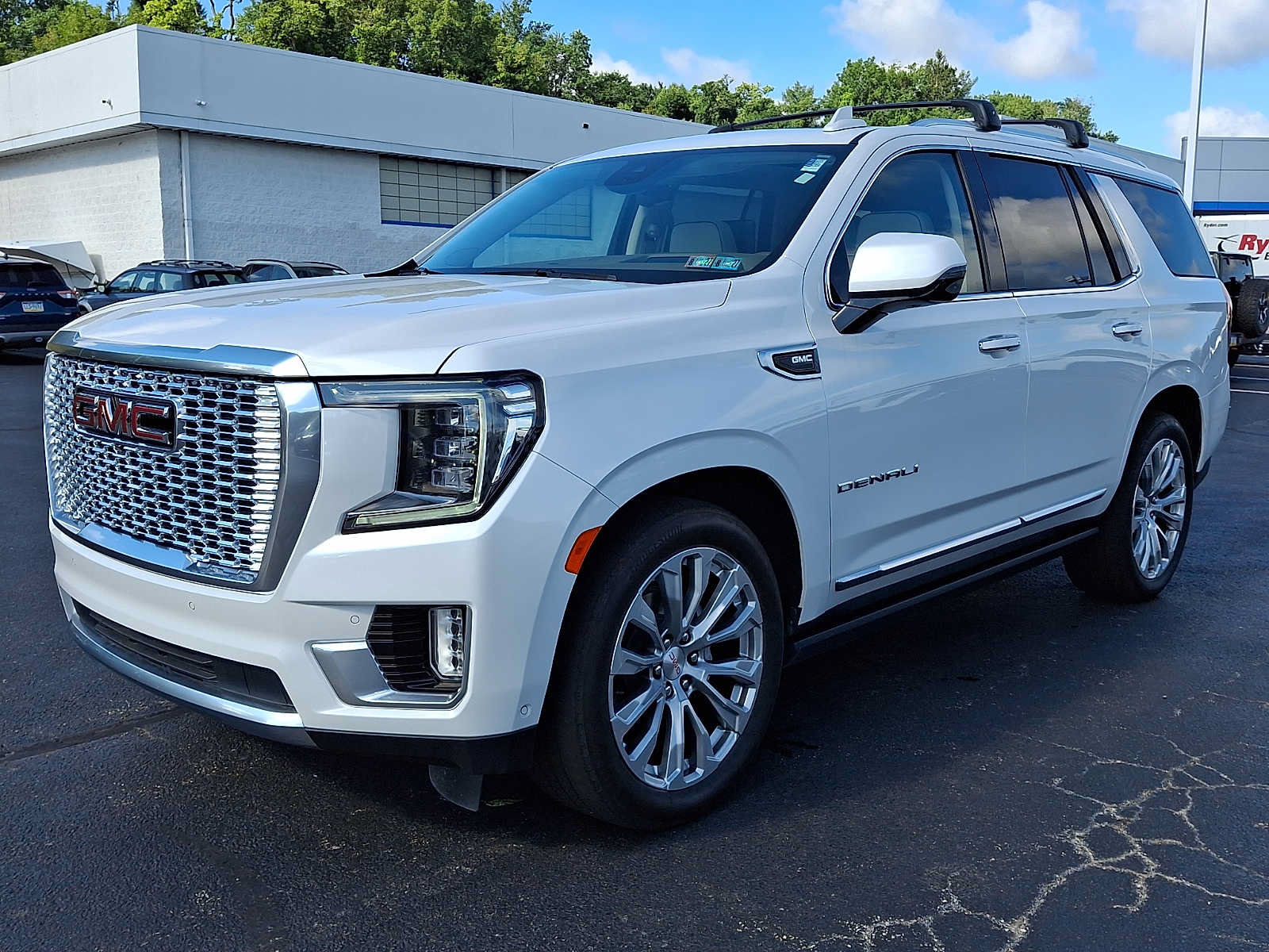 Used 2024 GMC Yukon Denali w/ Denali Reserve Package AWD/4WD image 3