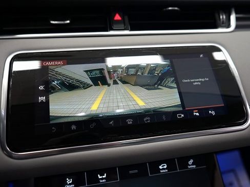 Used 2020 Land Rover Range Rover Evoque SE image 9