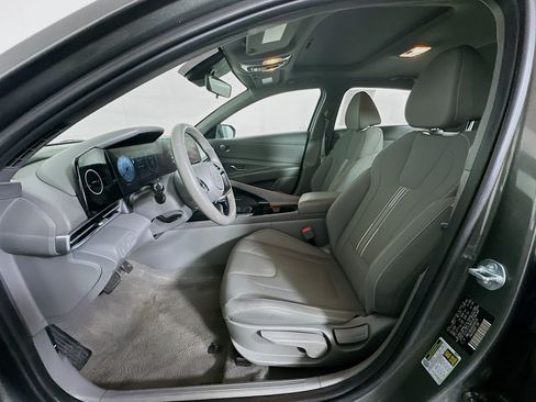 Used 2025 Hyundai Elantra SEL FWD image 13