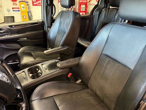 Used 2019 Dodge Grand Caravan SXT image 16